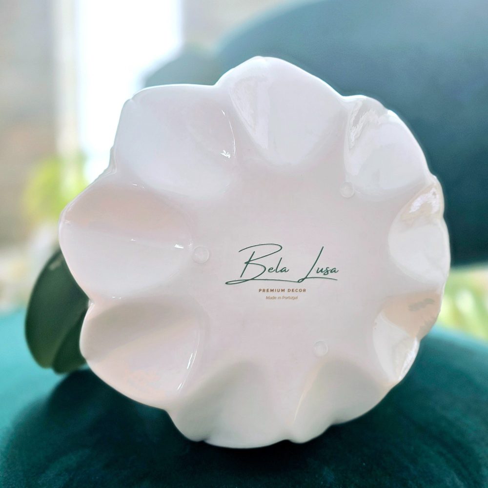 Arranjo de orquídeas em vaso de cerâmica branco e dourado Aurora - Image 6