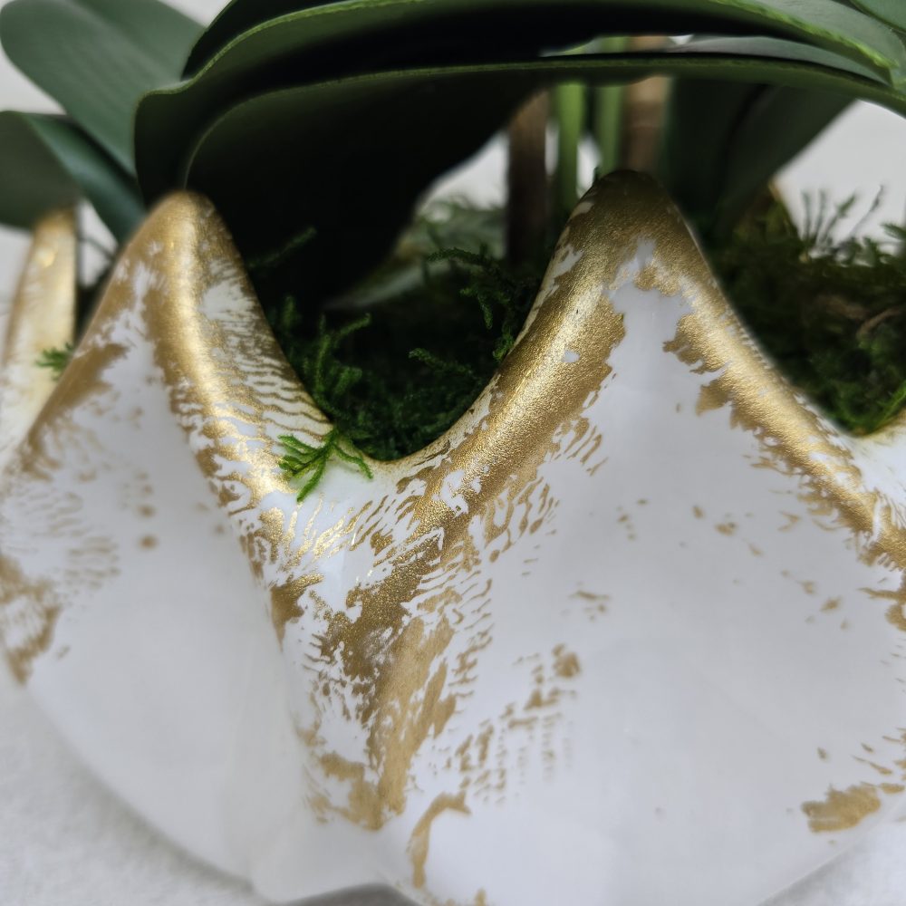 Arranjo de orquídeas em vaso de cerâmica branco e dourado Aurora - Image 3