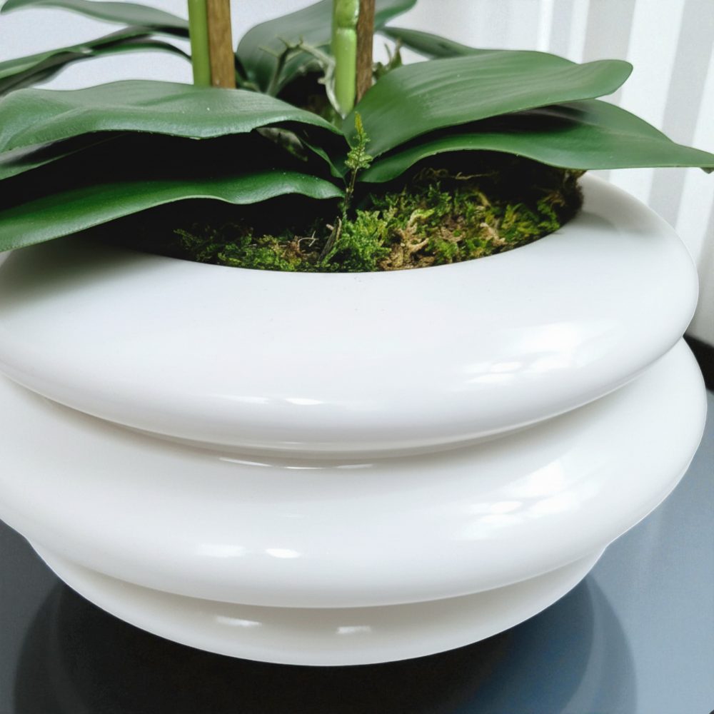 Arranjo de orquídeas em vaso de cerâmica branco Solene - Image 2