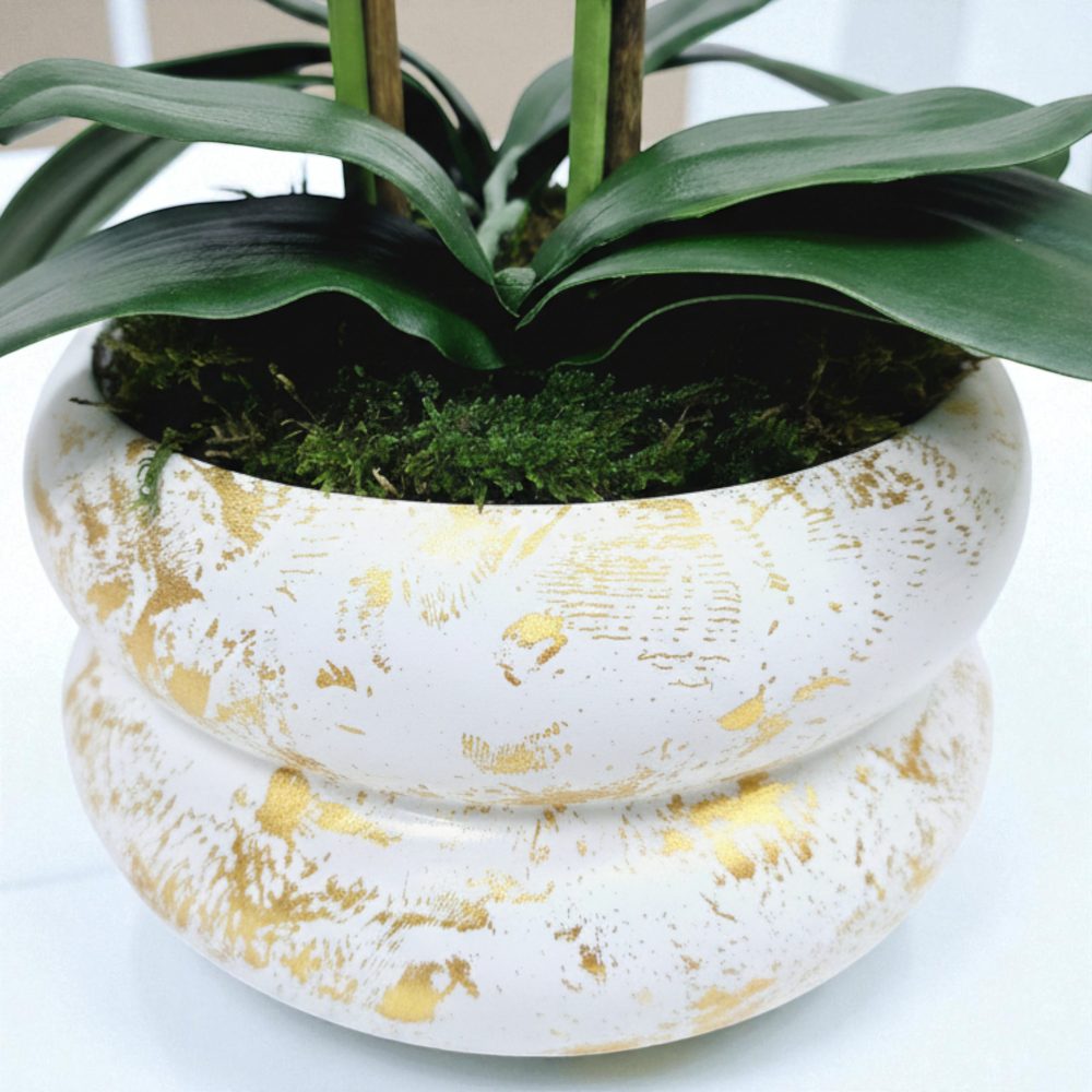 Arranjo de orquídeas em vaso de cerâmica branco e dourado Lumina - Image 2