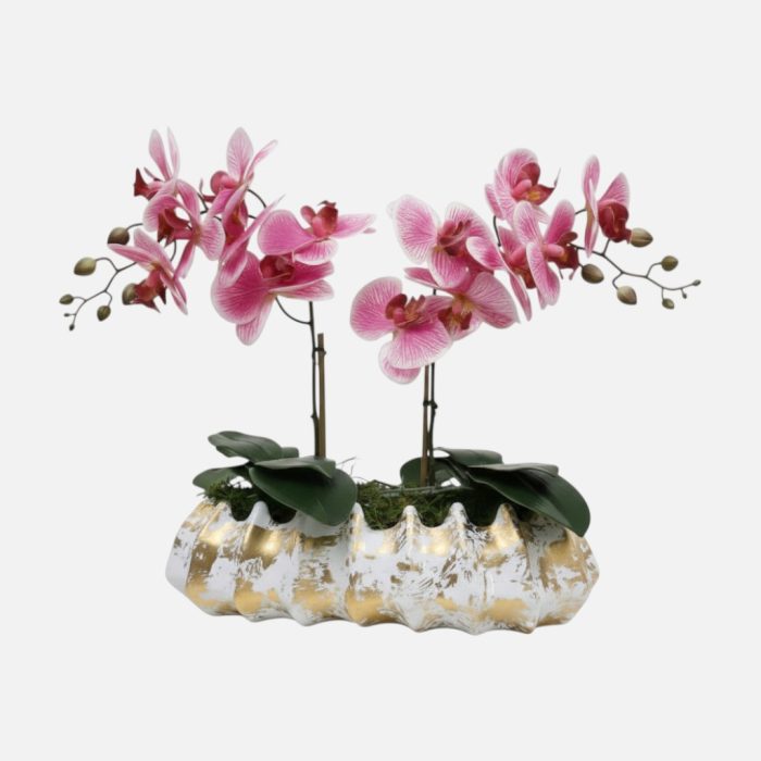 Arranjo de orquídeas em vaso de cerâmica branco e dourado Caravela - Rosa Claro