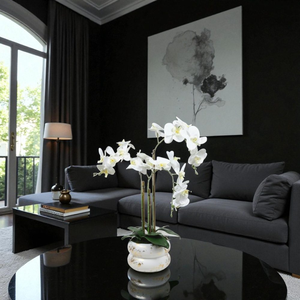 Arranjo de orquídeas em vaso de cerâmica branco e dourado Lumina - Image 3